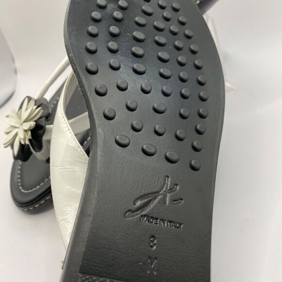 Antonio Bossi Size 8 Black White Leather Daisy Flower Sandals Size 8 NWT - Picture 7 of 8